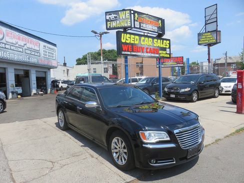 Used 2012 Chrysler 300 Limited RWD image 3