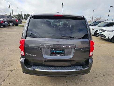 Used 2018 Dodge Grand Caravan SE w/ UConnect Hands-Free Group image 5