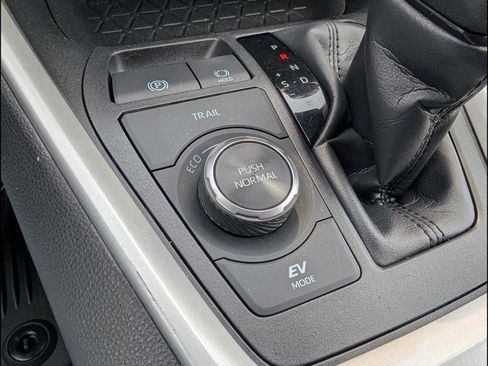 Used 2025 Toyota RAV4 LE AWD/4WD image 9