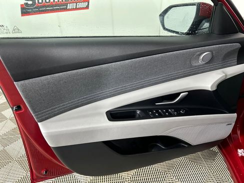 Used 2023 Hyundai Elantra Limited image 11