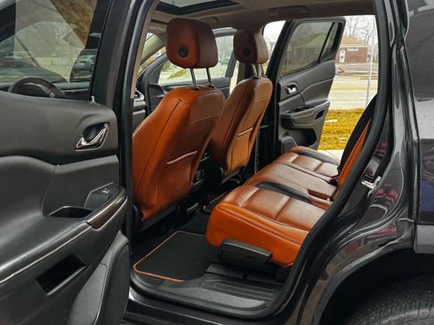 Used 2017 GMC Acadia SLT image 16