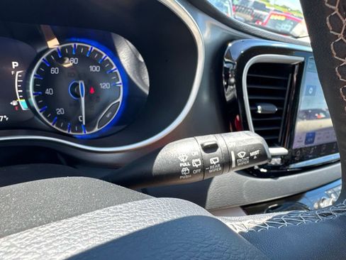 Certified 2023 Chrysler Pacifica Touring-L FWD image 16