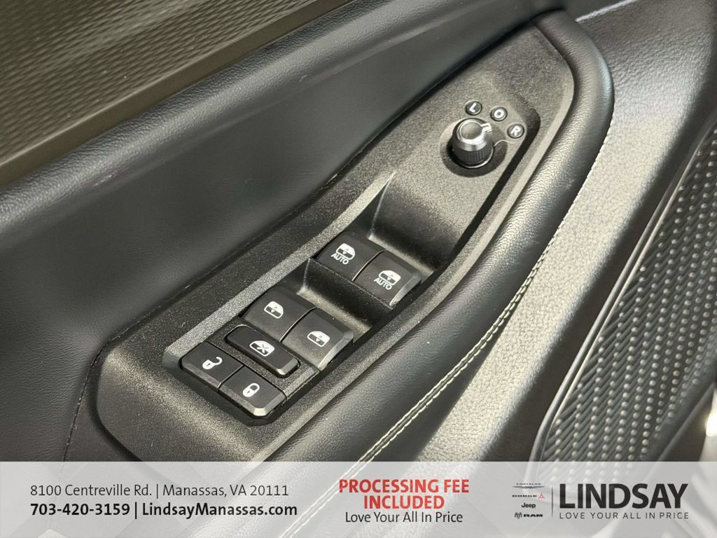 Used 2023 Jeep Grand Cherokee Laredo AWD/4WD image 22