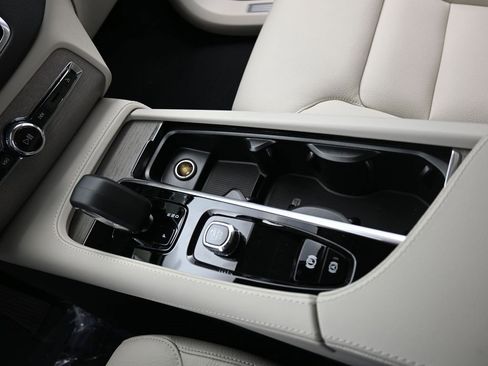 New 2025 Volvo XC90 T8 Plus w/ Protection Package Premier image 28