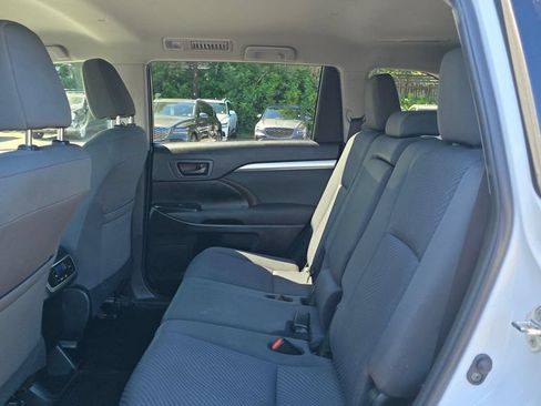 Used 2019 Toyota Highlander LE AWD/4WD image 16