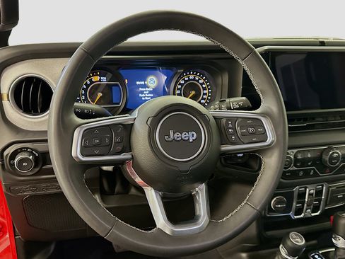 Used 2025 Jeep Wrangler Sahara image 18