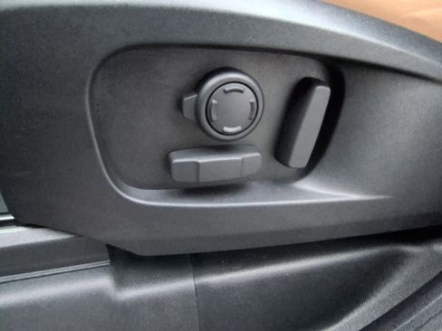 Used 2025 Land Rover Defender 110 S image 17