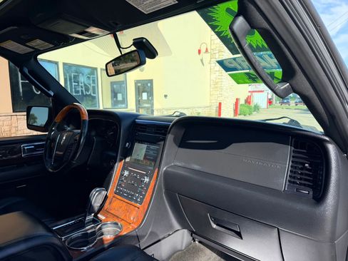 Used 2016 Lincoln Navigator Select AWD/4WD image 14