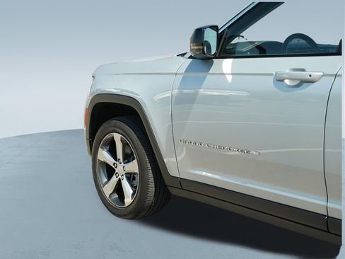 Used 2022 Jeep Grand Cherokee L Limited AWD/4WD image 39