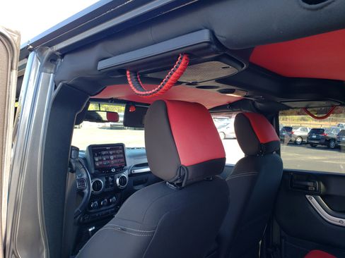 Used 2016 Jeep Wrangler Unlimited Sahara image 35