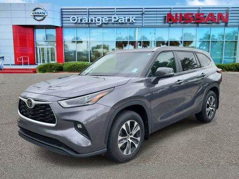 Used 2024 Toyota Highlander XLE FWD image 4