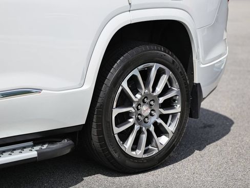 Used 2023 GMC Acadia Denali w/ Denali Technology Package FWD image 11