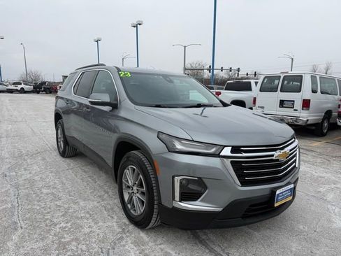 Used 2023 Chevrolet Traverse LT image 2