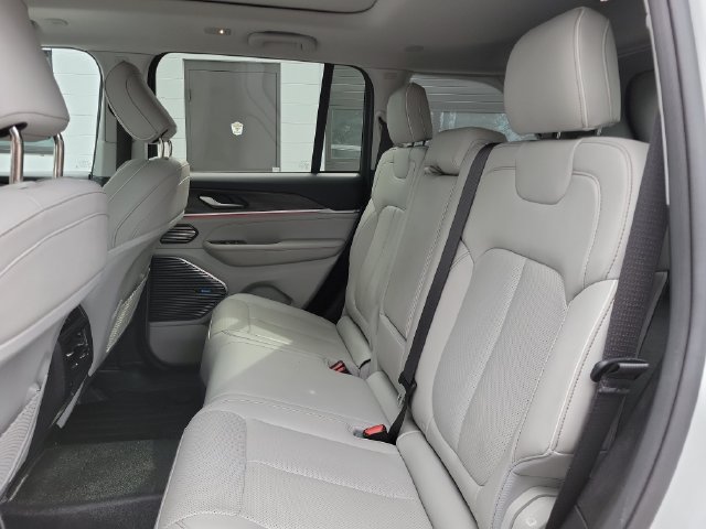 Used 2022 Jeep Grand Cherokee Overland AWD/4WD image 23