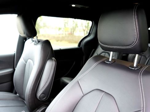 New 2026 Chrysler Pacifica Select image 11