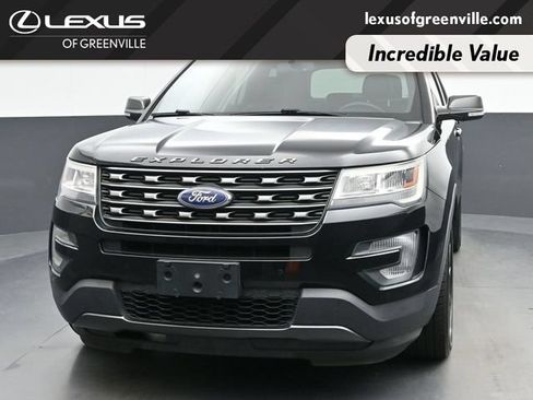 Used 2017 Ford Explorer XLT w/ Equipment Group 202A FWD image 3