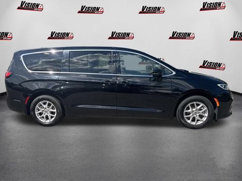 Used 2024 Chrysler Pacifica Touring-L FWD image 4