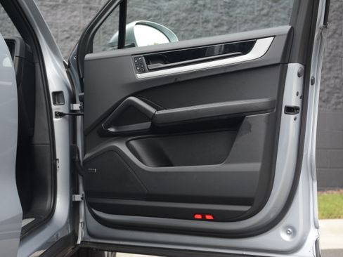 Certified 2025 Porsche Cayenne AWD/4WD image 22