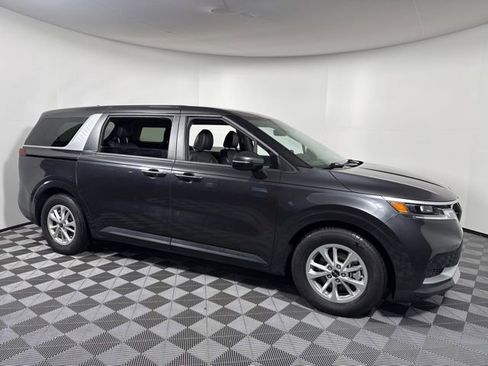 Used 2024 Kia Carnival LX image 8