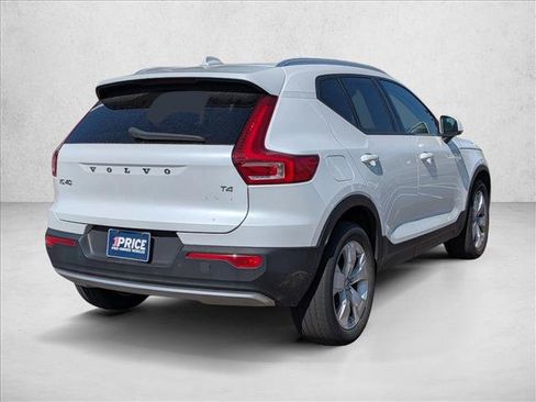 Used 2022 Volvo XC40 T4 Momentum FWD image 5