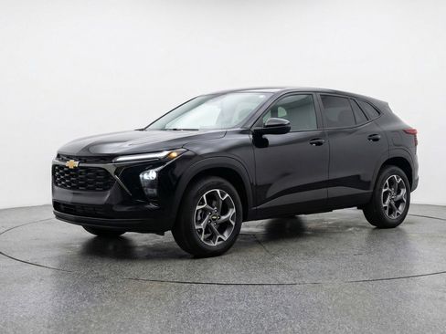 Used 2025 Chevrolet Trax LT w/ LT Convenience Package image 3