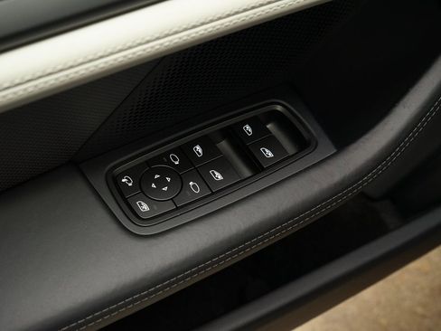 Used 2025 Porsche Taycan GTS image 30