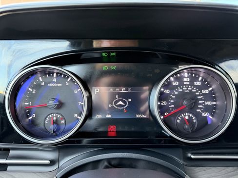 Used 2024 Kia Carnival EX image 19