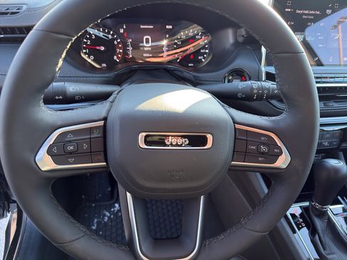 Used 2025 Jeep Compass Latitude w/ Convenience Group image 15