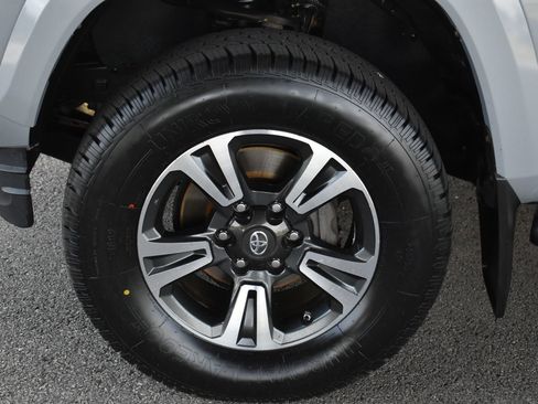 Used 2019 Toyota Tacoma TRD Sport AWD/4WD image 11