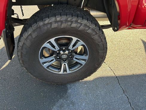 Used 2018 Toyota Tacoma TRD Sport AWD/4WD image 39
