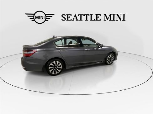 Used 2017 Honda Accord Touring image 11