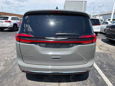 Used 2025 Chrysler Pacifica Select FWD image 4