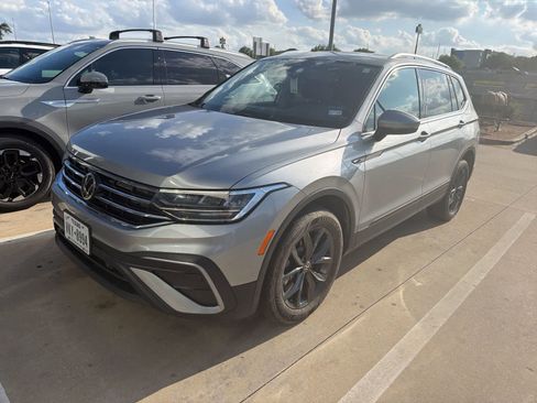 Used 2022 Volkswagen Tiguan SE FWD image 1