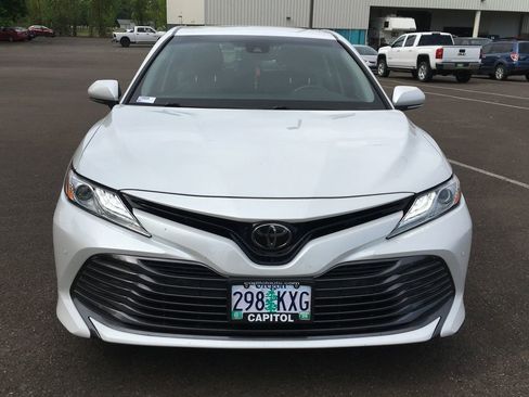 Used 2018 Toyota Camry XLE FWD image 9