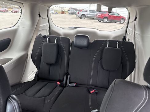 Used 2022 Chrysler Voyager LX image 12