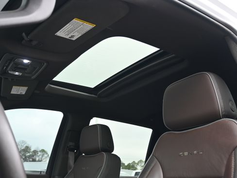 Used 2025 GMC Sierra 2500 Denali w/ Technology Package image 9