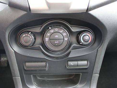 Used 2013 Ford Fiesta SE image 25