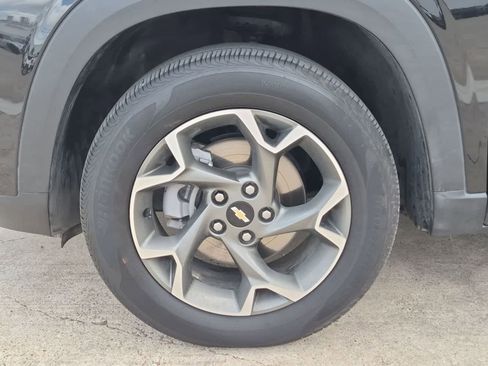 Used 2025 Chevrolet Trax LT FWD image 31
