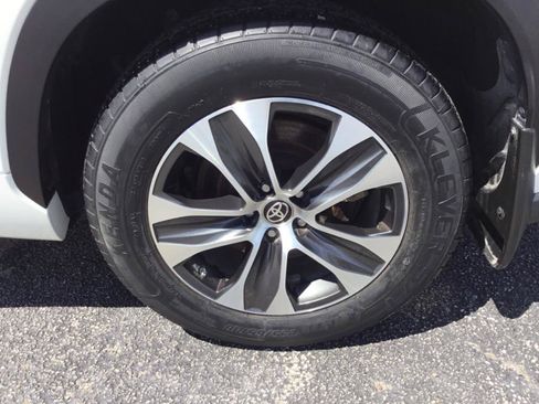 Used 2020 Toyota Highlander XLE FWD image 17