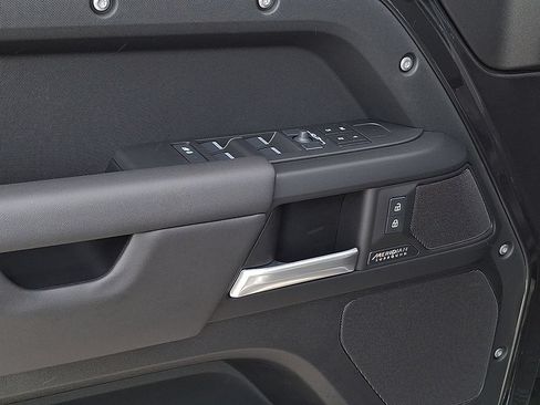 New 2026 Land Rover Defender 110 X-Dynamic SE AWD/4WD image 8