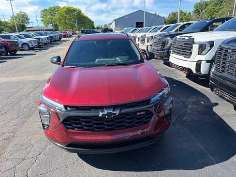 Used 2024 Chevrolet Trax RS w/ Sunroof Package FWD image 3