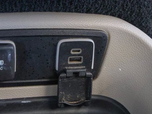 Used 2021 Chrysler Pacifica Touring-L FWD image 21