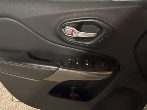 Used 2020 Jeep Cherokee Limited w/ Trailer Tow Group image 17