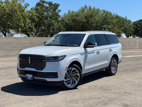 Used 2025 Lincoln Navigator Reserve AWD/4WD image 10