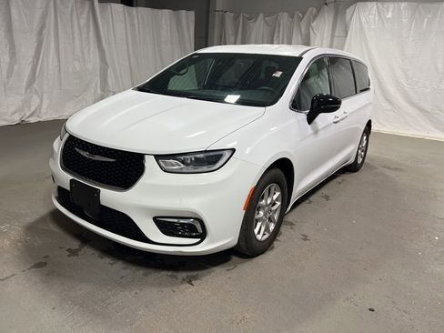 Used 2025 Chrysler Pacifica Select image 3