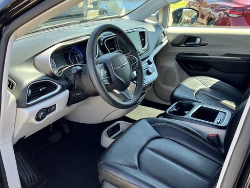 Used 2024 Chrysler Pacifica Touring-L image 14