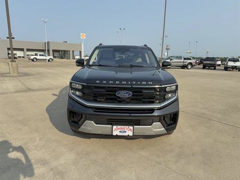 Used 2025 Ford Expedition Platinum AWD/4WD image 3