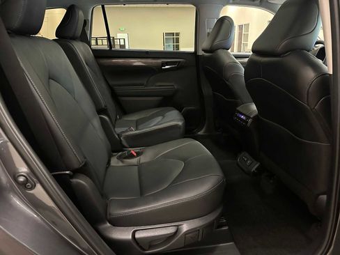 Used 2025 Toyota Highlander Platinum AWD/4WD image 26