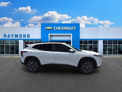 New 2026 Chevrolet Trax LT w/ LT Convenience Package FWD image 2