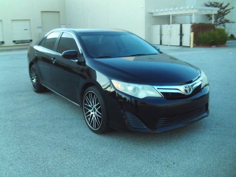 Used 2012 Toyota Camry LE image 14